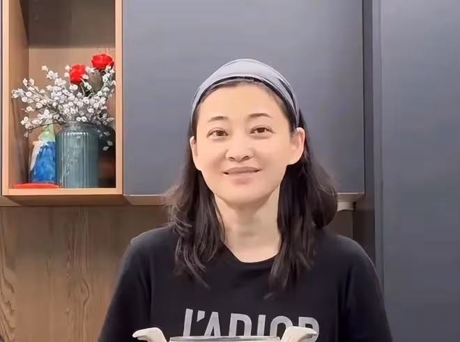 47歲海清生圖蒼老認不出，髮際線高幹癟鬆弛，自然衰老卻被誇