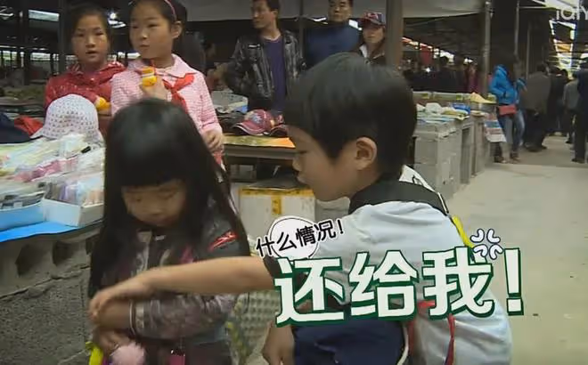 《爸爸去哪兒》被嫌棄的星二代，近照曝光引爭議！最後一位認不出