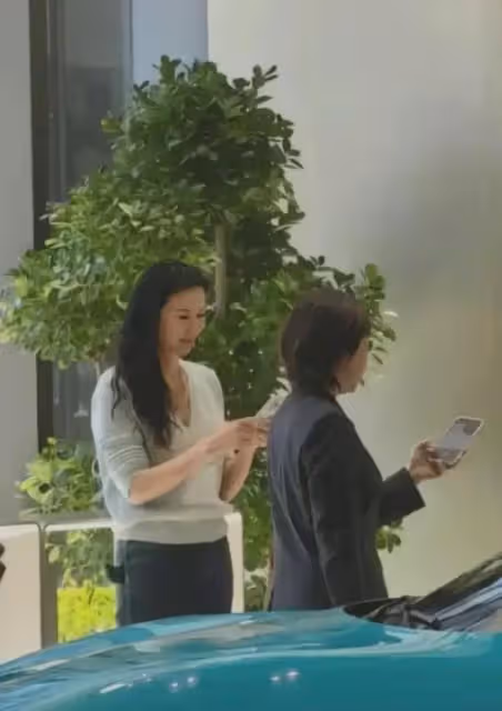 笑死！雷軍老婆陪鄧文迪看SU7，卻被誤認成銷售人員，現場曝光！