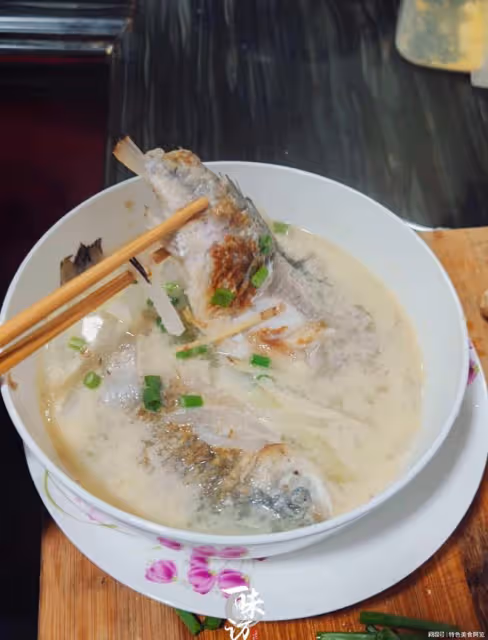 鯽魚湯怎麼做,才湯汁濃白無腥味?步驟詳細,魚肉鮮嫩,湯鮮味美
