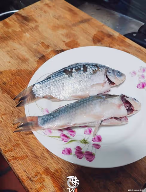 鯽魚湯怎麼做,才湯汁濃白無腥味?步驟詳細,魚肉鮮嫩,湯鮮味美
