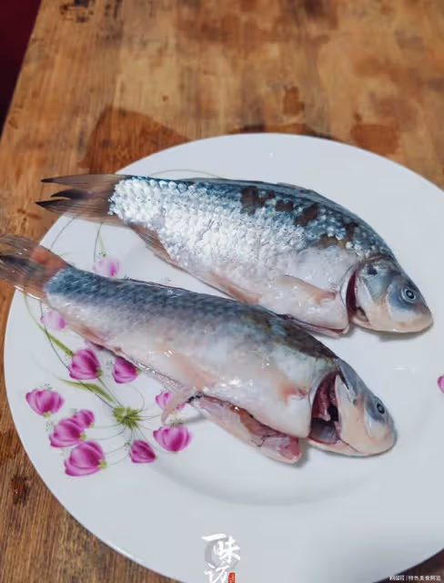 鯽魚湯怎麼做,才湯汁濃白無腥味?步驟詳細,魚肉鮮嫩,湯鮮味美
