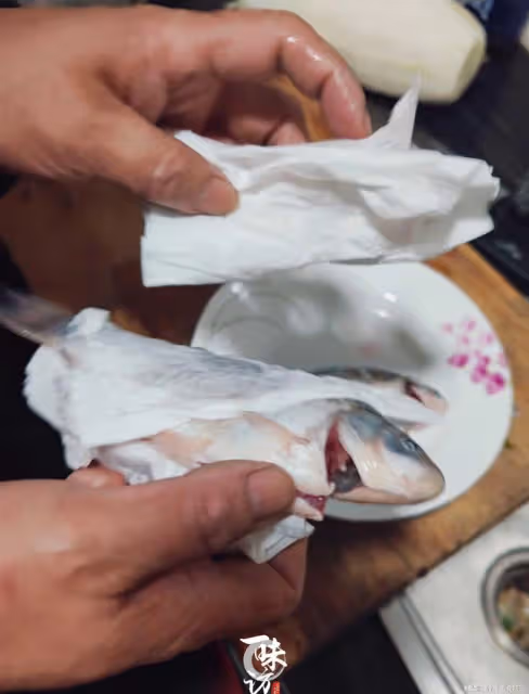 鯽魚湯怎麼做,才湯汁濃白無腥味?步驟詳細,魚肉鮮嫩,湯鮮味美