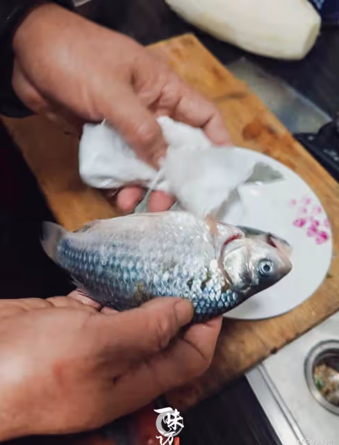鯽魚湯怎麼做,才湯汁濃白無腥味?步驟詳細,魚肉鮮嫩,湯鮮味美