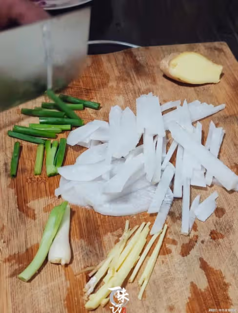 鯽魚湯怎麼做,才湯汁濃白無腥味?步驟詳細,魚肉鮮嫩,湯鮮味美