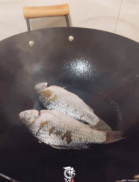 鯽魚湯怎麼做,才湯汁濃白無腥味?步驟詳細,魚肉鮮嫩,湯鮮味美