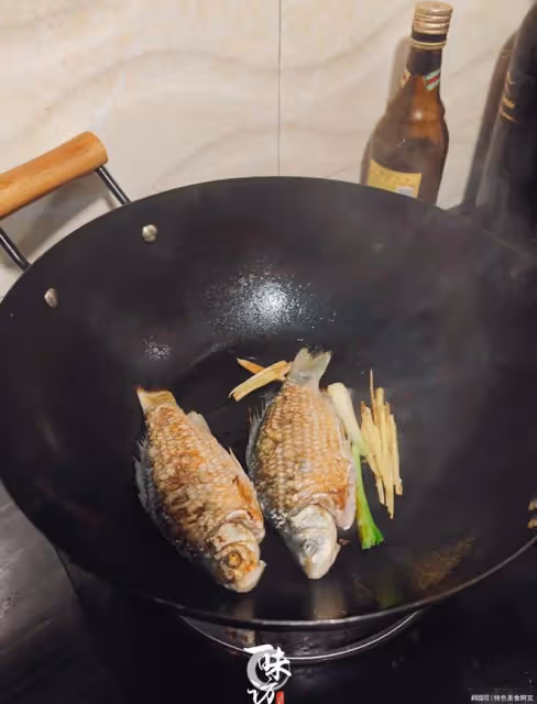 鯽魚湯怎麼做,才湯汁濃白無腥味?步驟詳細,魚肉鮮嫩,湯鮮味美