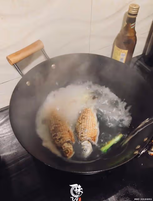 鯽魚湯怎麼做,才湯汁濃白無腥味?步驟詳細,魚肉鮮嫩,湯鮮味美