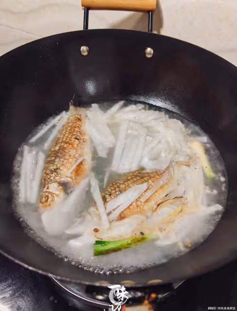鯽魚湯怎麼做,才湯汁濃白無腥味?步驟詳細,魚肉鮮嫩,湯鮮味美
