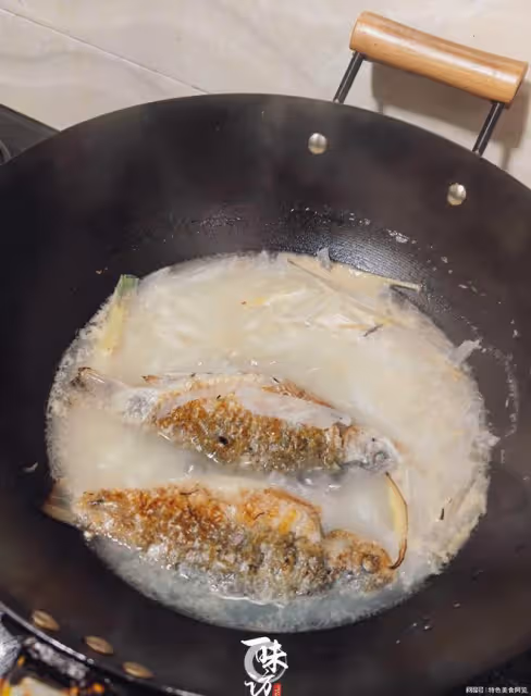 鯽魚湯怎麼做,才湯汁濃白無腥味?步驟詳細,魚肉鮮嫩,湯鮮味美