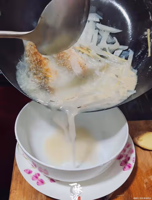 鯽魚湯怎麼做,才湯汁濃白無腥味?步驟詳細,魚肉鮮嫩,湯鮮味美