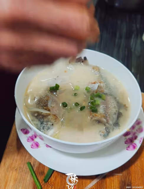 鯽魚湯怎麼做,才湯汁濃白無腥味?步驟詳細,魚肉鮮嫩,湯鮮味美