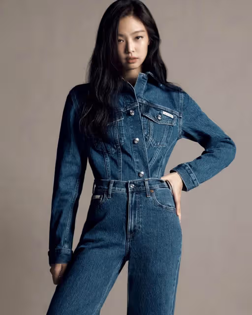 粉絲們荷包請準備好～　Jennie又套CK內衣、單寧洋裝來燒大家