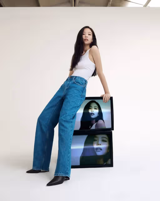粉絲們荷包請準備好～　Jennie又套CK內衣、單寧洋裝來燒大家
