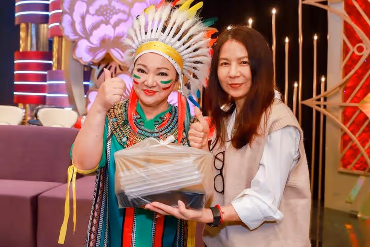 戲劇綜藝雙女王驚喜合體！　送「條狀物」要白冰冰喝進去