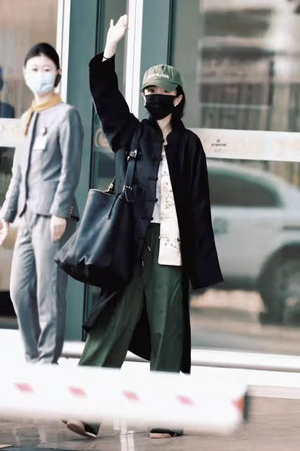 楊冪從北京出發進組《生萬物》，挑戰疊穿新中式，盡顯東方之美
