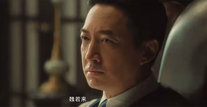 《追風者》直到沈圖南收到中正劍，沈近真才發現，蘇辭書雙重身份
