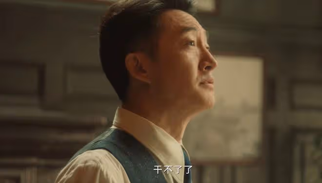 《追風者》直到沈圖南收到中正劍，沈近真才發現，蘇辭書雙重身份