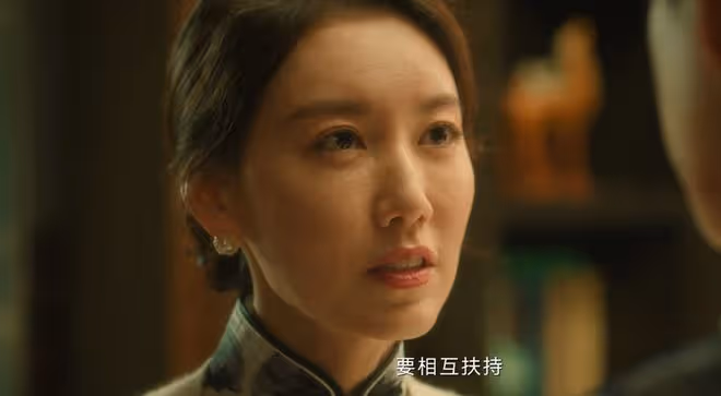 《追風者》直到沈圖南收到中正劍，沈近真才發現，蘇辭書雙重身份
