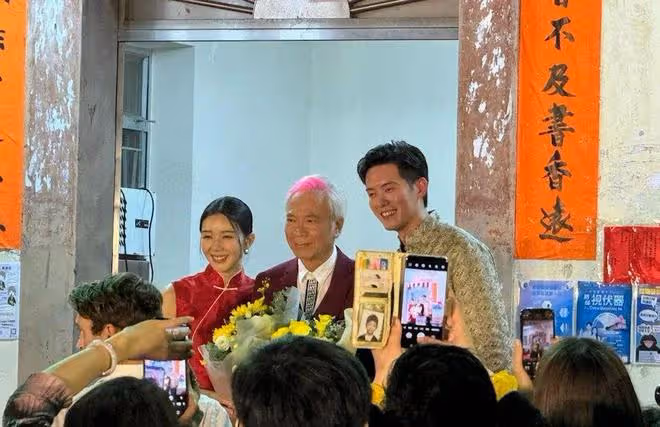 香港富二代疑暗寸港姐舊愛，曬婚照宣布大搞18區婚禮，被網友吐槽好小氣