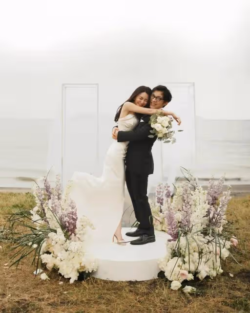 香港富二代疑暗寸港姐舊愛，曬婚照宣布大搞18區婚禮，被網友吐槽好小氣