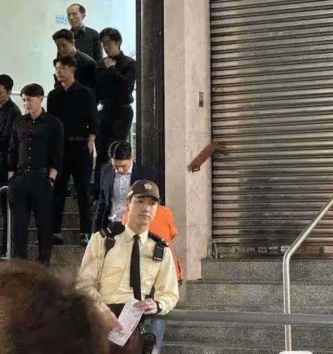 TVB小生街頭拍戲網友表示不認識，曾因不雅視頻流出險斷送星途