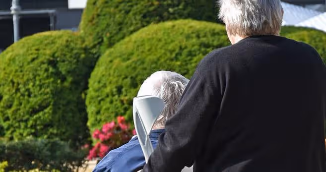 家有長壽老人,對兒女來說是福還是禍?一位70歲的大媽說出了答案