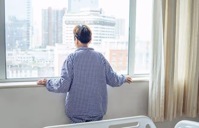 婆婆手術要花60萬，我阻攔，丈夫怒提離婚，半年後哭訴：不如不治