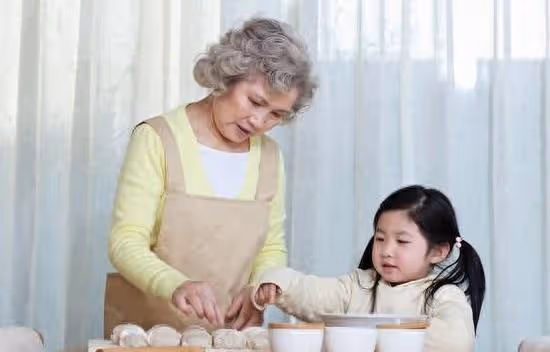她56歲,女兒接公婆養老,趕她去小房子住,她把女兒一家趕出門