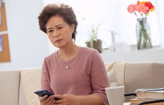 她56歲,女兒接公婆養老,趕她去小房子住,她把女兒一家趕出門