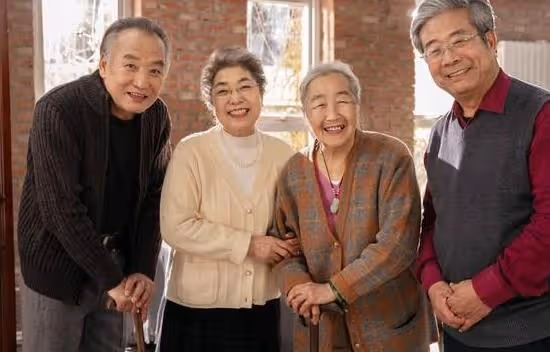 她56歲,女兒接公婆養老,趕她去小房子住,她把女兒一家趕出門