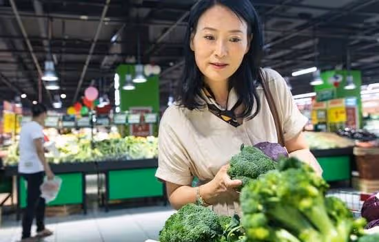 她32歲,老公意外去世,2720000補償款給公婆200000,他們很高興