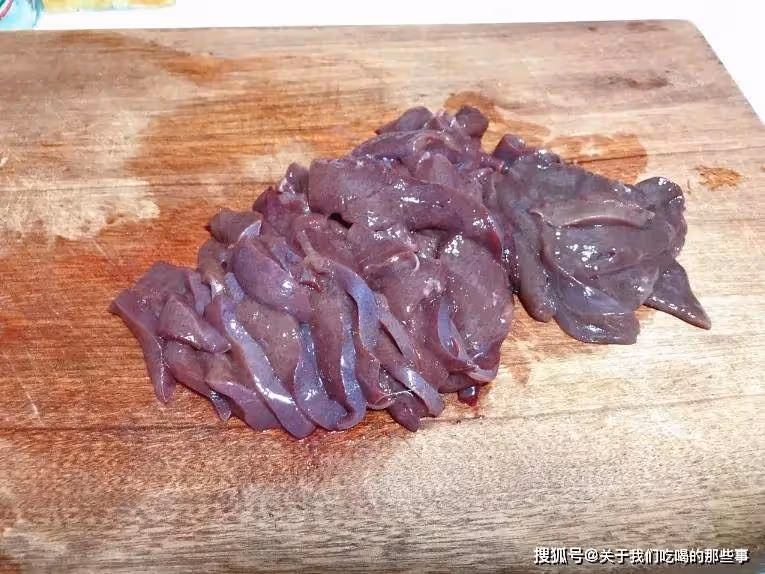 豬肝別再只用水洗了,等於白洗,廚師長教你小技巧,無腥味又鮮嫩