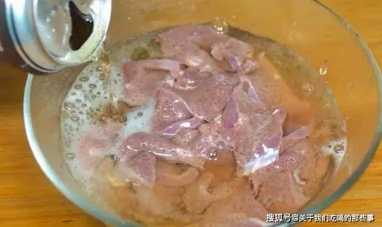 豬肝別再只用水洗了,等於白洗,廚師長教你小技巧,無腥味又鮮嫩