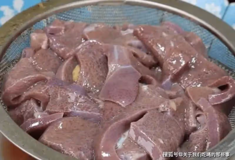 豬肝別再只用水洗了，等於白洗，廚師長教你小技巧，無腥味又鮮嫩