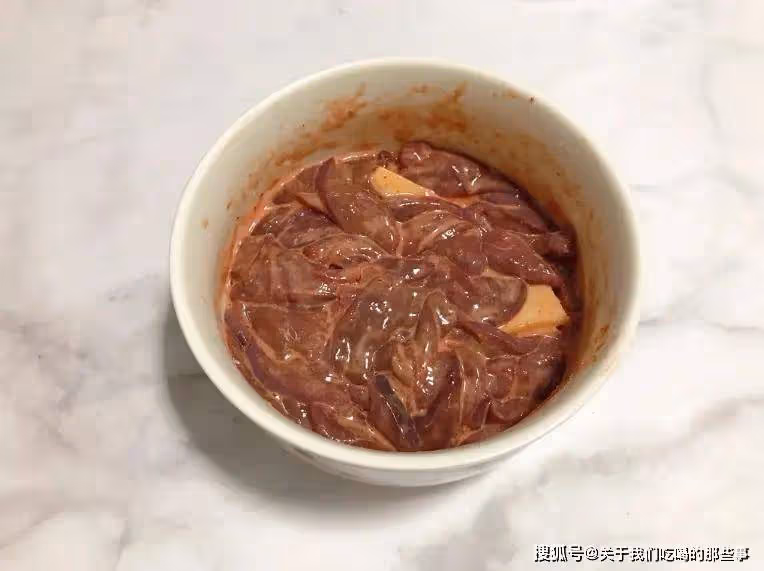 豬肝別再只用水洗了，等於白洗，廚師長教你小技巧，無腥味又鮮嫩