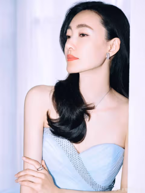 王麗坤穿淺藍色連衣裙秀曼妙身材！膚白貌美性感妖嬈