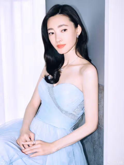 王麗坤穿淺藍色連衣裙秀曼妙身材！膚白貌美性感妖嬈