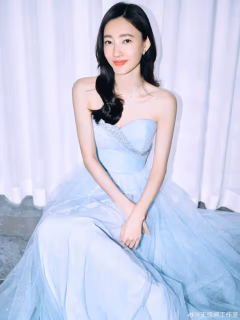 王麗坤穿淺藍色連衣裙秀曼妙身材！膚白貌美性感妖嬈