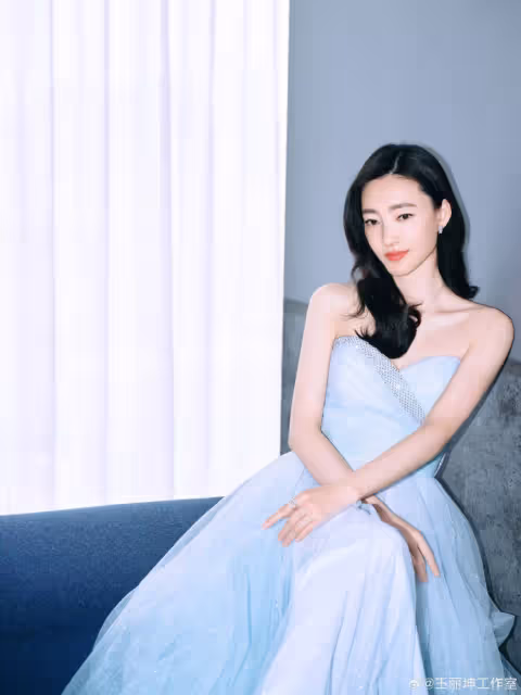 王麗坤穿淺藍色連衣裙秀曼妙身材！膚白貌美性感妖嬈