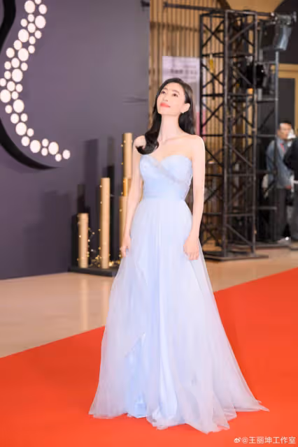 王麗坤穿淺藍色連衣裙秀曼妙身材！膚白貌美性感妖嬈