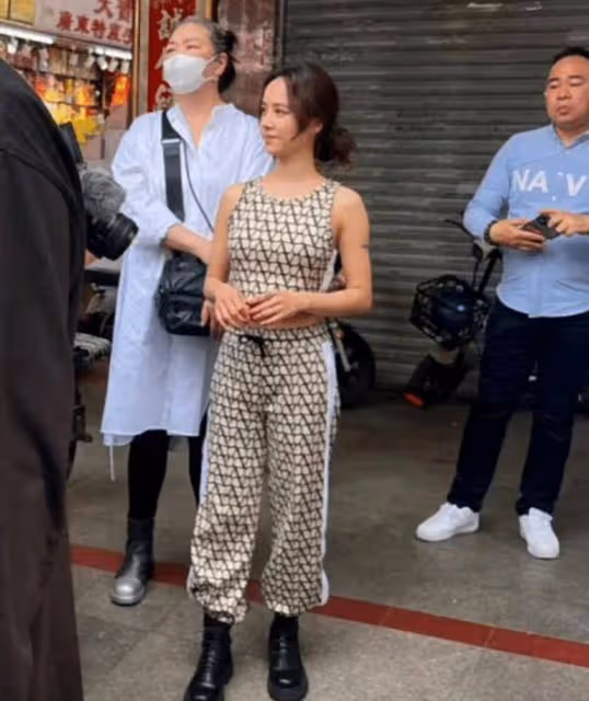 蔡依林廣東街頭亮相！辣妹造型吸睛，43歲美如少女