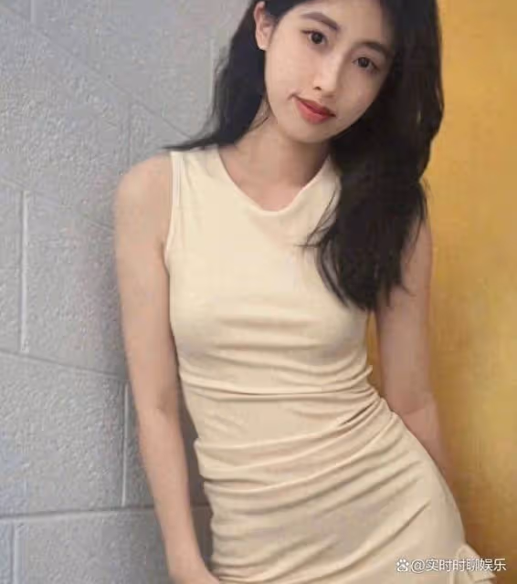 57歲徐帆攜養女徐朵登《上城士》封面，相互依偎雙手緊扣好溫情