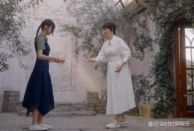 57歲徐帆攜養女徐朵登《上城士》封面，相互依偎雙手緊扣好溫情