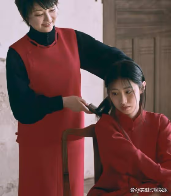 57歲徐帆攜養女徐朵登《上城士》封面，相互依偎雙手緊扣好溫情