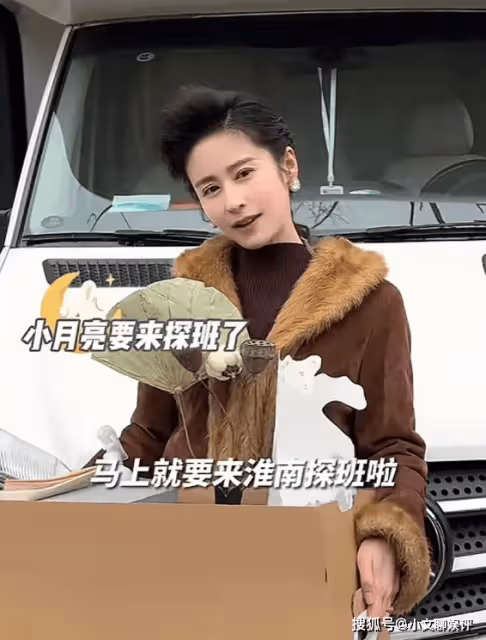 付辛博老婆曬百萬奔馳房車，冰箱雙人床沙發一應俱全，穎兒享福了