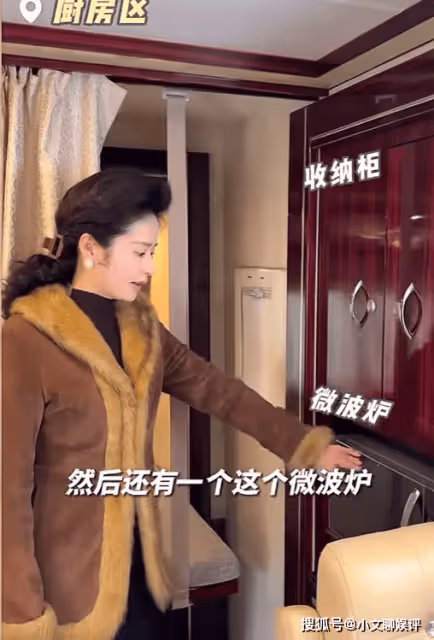 付辛博老婆曬百萬奔馳房車，冰箱雙人床沙發一應俱全，穎兒享福了