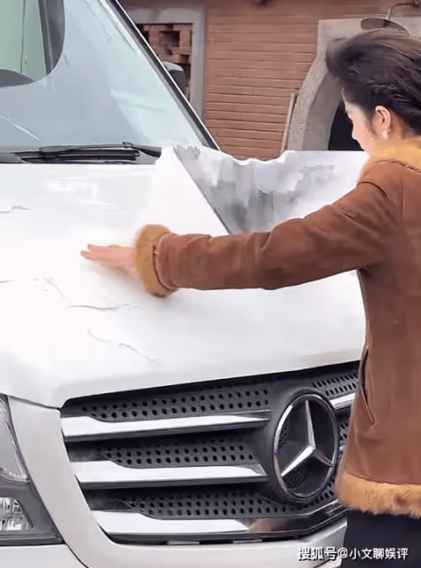 付辛博老婆曬百萬奔馳房車，冰箱雙人床沙發一應俱全，穎兒享福了