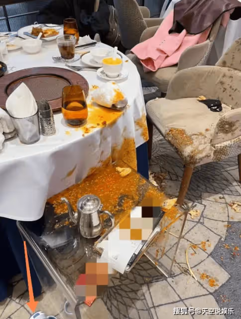 杜淳老婆餐廳吃飯被燙傷,現場一片狼藉,王燦手臂通紅:去急診了