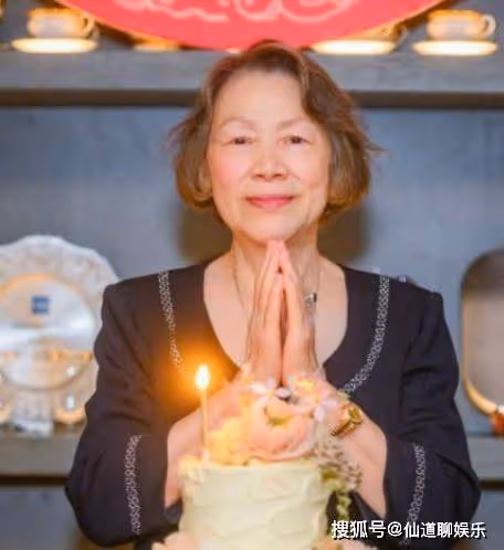 劉嘉玲陪家人去日本賞花,78歲劉媽媽素顏出鏡,二人同框美麗優雅